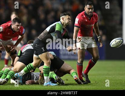 Twickenham, UK. 04th Mar, 2022. Premiership Rugby. Harlequins V Newcastle Falcons. The Stoop. Twickenham. Danny Care (Harlequins) passes during the Harlequins V Newcastle Falcons Gallagher Premiership rugby match. Credit: Sport In Pictures/Alamy Live News Stock Photo