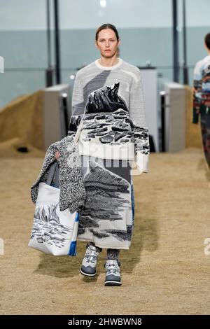 Street style, Chloe Grace Moretz arriving at Louis Vuitton Fall-Winter  2022-2023 show, held at Musee d Orsay, Paris, France, on March 7th, 2022.  Photo by Marie-Paola Bertrand-Hillion/ABACAPRESS.COM Stock Photo - Alamy