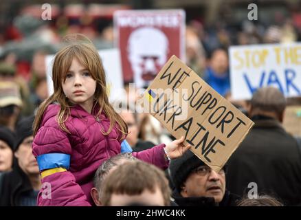 Trafalgar Square, London, UK. 5th Mar 2022. Solidarity with Ukraine protest in Trafalgar Square. Credit: Matthew Chattle/Alamy Live News Stock Photo