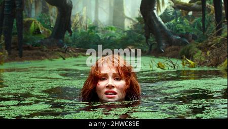 BRYCE DALLAS HOWARD in JURASSIC WORLD: DOMINION (2022), directed by COLIN TREVORROW. Credit: Amblin Entertainment / Universal Pictures / Perfect World Pictures / Album Stock Photo