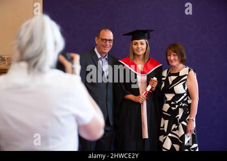 73 AMAZING College Graduation Pictures to Take in 2024!