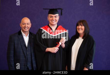 Graduation Pose with Parents - Carian Lemon8