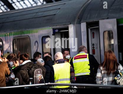 Berlin, Germany. 05th Mar, 2022. People who have fled the war in Ukraine arrive at the main train station. Credit: Fabian Sommer/dpa/Alamy Live News Stock Photo