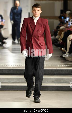 Model walks on the runway during the Louis Vuitton fashion show during Paris  Fashion Week Mens Fall Winter 2020-2021 in Paris, France on January 16,  2020. (Photo by Jonas Gustavsson/Sipa USA Stock