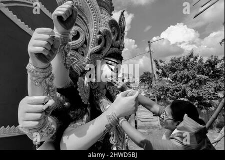 Howrah, West Bengal, India- 9th October 2019 : Vijayadashami, married Bengali Hindu woman offering paan to Goddess Durga and praying to Her. Durga puj Stock Photo