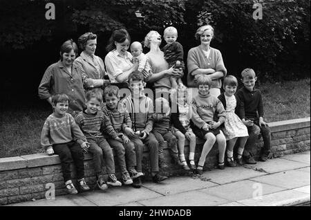 Irish Immigrants, Protestant and Catholic children from Belfast together in the grounds of Crosby Hall, Acocks Green. Birmingham, West Midlands. 4th September 1969. Stock Photo