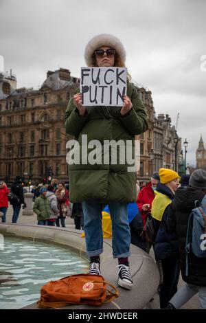 London, UK. 5th March 2022. A protester on Trafalgar Square where hundreds  have gathered to stand with the people of Ukraine as Putin's war in Russia continues. Credit: Kiki Streitberger/Alamy Live News Stock Photo