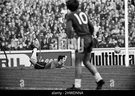 Chelsea v Derby County, League Division One. Stamford Bridge. Final score 2-2. Pictured, Derby's keeper Les Green stares open-mouthed as a shot from John Hollins of Chelsea rebounds off the post and goes into the net for Chelsea's equalising goal. 11th October 1969. Stock Photo