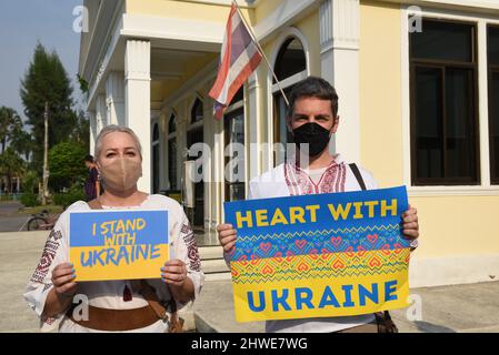 Bangkok, Thailand. 05th Mar, 2022. Ukrainians living in Thailand and anti-war protesters holding placards gathered inside Lumphini Park to protest against the Russian Armed Forces to cease military operations in Ukraine. (Photo by Teera Noisakran/Pacific Press) Credit: Pacific Press Media Production Corp./Alamy Live News Stock Photo