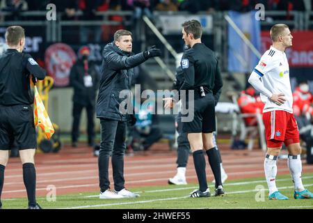 Nuremberg, Germany. 05th Mar, 2022. Soccer: 2nd Bundesliga, 1. FC Nürnberg - Hamburger SV, Matchday 25, at Max-Morlock-Stadion, Robert Klaus, coach of FC Nürnberg, discusses with referee Matthias Jöllenbeck (r). Credit: Löb Daniel/dpa/Alamy Live News Stock Photo