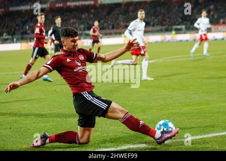 Nuremberg, Germany. 05th Mar, 2022. Soccer: 2. Bundesliga, 1. FC Nürnberg - Hamburger SV, Matchday 25, at Max-Morlock-Stadion, Nürnberg's Taylan Duman is able to cross the ball before the line. Credit: Löb Daniel/dpa/Alamy Live News Stock Photo