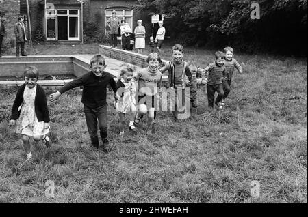 Irish Immigrants, Protestant and Catholic children from Belfast playing together in the grounds of Crosby Hall, Acocks Green. Birmingham, West Midlands. 4th September 1969. Stock Photo