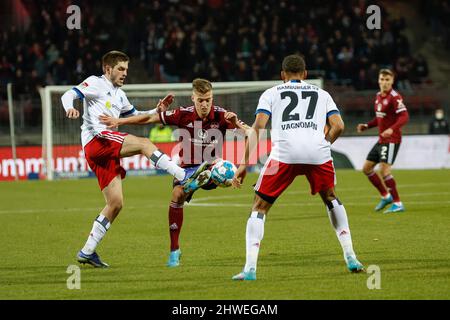 Nuremberg, Germany. 05th Mar, 2022. Soccer: 2. Bundesliga, 1. FC Nürnberg - Hamburger SV, Matchday 25, at Max-Morlock-Stadion, Hamburg's Giorgi Chakvetadze (l) and Nürnberg's Florian Nürnberger (M) get to the ball at the same time, Hamburg's Josha Vagnoman on the right. Credit: Löb Daniel/dpa/Alamy Live News Stock Photo