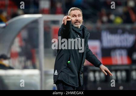 Nuremberg, Germany. 05th Mar, 2022. Soccer: 2nd Bundesliga, 1. FC Nürnberg - Hamburger SV, Matchday 25, at Max-Morlock-Stadion, Tim Walter, coach of Hamburger SV, gestures on the sidelines. Credit: Löb Daniel/dpa/Alamy Live News Stock Photo