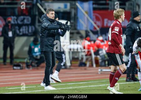 Nuremberg, Germany. 05th Mar, 2022. Soccer: 2nd Bundesliga, 1. FC Nuremberg - Hamburger SV, Matchday 25, at Max Morlock Stadium, Robert Klaus, coach of FC Nuremberg, gestures on the sidelines. Credit: Löb Daniel/dpa/Alamy Live News Stock Photo