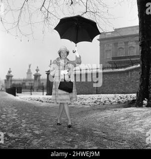 Investitures at Buckingham Palace. Vera Lynn leaves carrying her O.B.E. 11th February 1969. Stock Photo