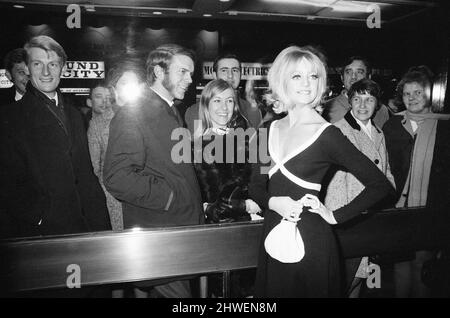 Cactus Flower 1970 film premiere at the Columbia Theatre, Shaftesbury Avenue, London, Wednesday 11th March 1970. Our picture shows ... Goldie Hawn, American actress who plays the character Toni Simmons in the film. Stock Photo