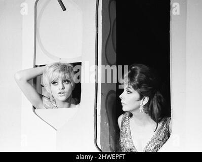 ROWAN & MARTIN'S LAUGH-IN, (l-r): Pamela Rodgers, Teresa Graves, Goldie