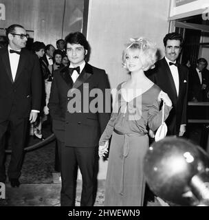 Marooned 1970 Film Premiere, The Odeon, Leicester Square, London, Thursday 29th January 1970.  Our picture shows ... Goldie Hawn, American actress with husband Gus Trikonis. Stock Photo