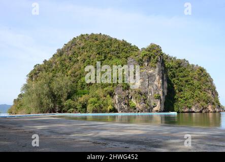 Nord Vest Playful smidig Khao Bae Na at Hat Chao Mai National Park is a protected area located in  the Sikao and Kantang Districts of Trang Province, Thailand. It is a marine  n Stock Photo - Alamy