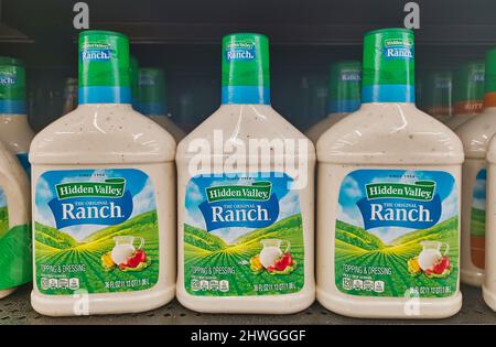 https://l450v.alamy.com/450v/2hwgggf/houston-texas-usa-02-04-2022-ranch-dressing-plastic-bottles-lined-up-on-a-supermarket-shelf-hidden-valley-condiment-brand-popular-in-the-usa-2hwgggf.jpg