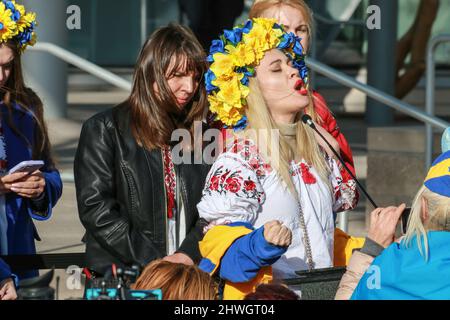 Las Vegas, United States. 05th Mar, 2022. Ukrainian woman sings at Las Vegas Ukraine rally for peace. Hundreds show support as the Las Vegas Ukraine community hosts a rally for peace in front of Las Vegas City Hall. Credit: SOPA Images Limited/Alamy Live News Stock Photo