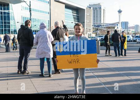 Las Vegas, United States. 05th Mar, 2022. Young girl shows support for Ukraine at Las Vegas Ukraine rally for peace. Hundreds show support as the Las Vegas Ukraine community hosts a rally for peace in front of Las Vegas City Hall. Credit: SOPA Images Limited/Alamy Live News Stock Photo