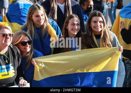 Las Vegas, United States. 05th Mar, 2022. Ukraine supporters pose for photo at Las Vegas Ukraine rally for peace. Hundreds show support as the Las Vegas Ukraine community hosts a rally for peace in front of Las Vegas City Hall. Credit: SOPA Images Limited/Alamy Live News Stock Photo