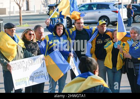 Las Vegas, United States. 05th Mar, 2022. Ukraine supporters pose for photo at Las Vegas Ukraine rally for peace. Hundreds show support as the Las Vegas Ukraine community hosts a rally for peace in front of Las Vegas City Hall. (Photo by Brett Forrest/SOPA Images/Sipa USA) Credit: Sipa USA/Alamy Live News Stock Photo