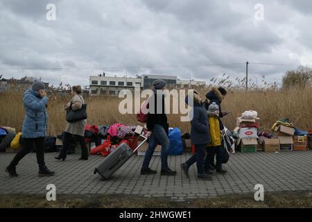 Medyka, Poland - March 5, 2022: refugees from Ukraine arrive at Medyka border after Russia launched a full-scale military operation in the country Credit: Piero Cruciatti/Alamy Live News Stock Photo
