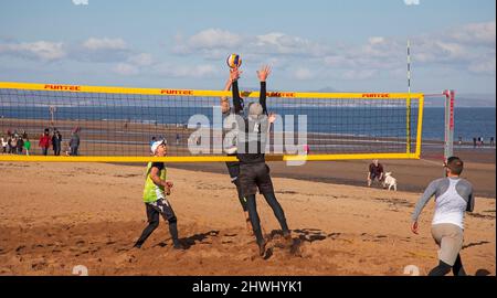 Portobello, Edinburgh, Scotland, UK. 6th March 2022. Exercise in sunshine at the seaside with cool temperature of 4 degrees centigrade for those out to play volleyball. Credit: Scottishcreative/alamy live news. Stock Photo