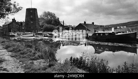 Please craft on the Leeds and Liverpool Canal at Parbold, beside the old mill, West Lancashire, England, Tuesday 27th June 1972. Stock Photo