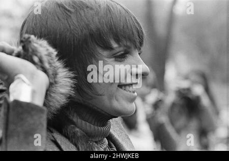 Liza Minnelli , actor and singer, pictured at The Dorchester Hotel in London. Liza, last night, played a show at The Rainbow Theatre in Finsbury Park, North London.  Sunday 13th May 1973. Only last year, 1972, Liza starred in the film Caberet.  Liza is surrounded by photographers as she smiles and comments on her time in London.  Picture taken Monday 14th May 1973 Stock Photo