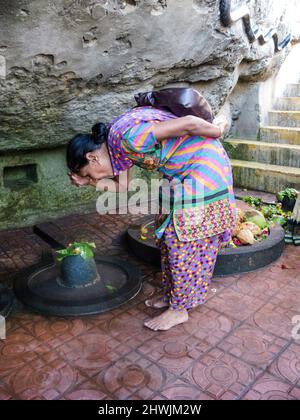 India, Gujarat, Island of Diu. Gangeshwar Mahadev Shiva temple. Shivlingams with food offerings to Shiva washed out by the sea at high tide. Stock Photo