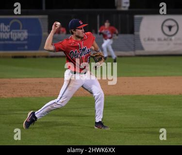 Is Ole Miss baseball's Justin Bench related to Johnny Bench?