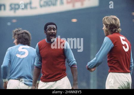 English League Division One match at Maine Road. Manchester City 4 v West Ham United 3. West Ham's Clyde Best with teammate Tommy Taylor.  21st  October 1972. Stock Photo