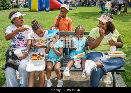 Birmingham Alabama,Juneteenth Celebration Emancipation Day Kelly Ingram Park,Black family parent children mother picnic girls boy sisters siblings Stock Photo