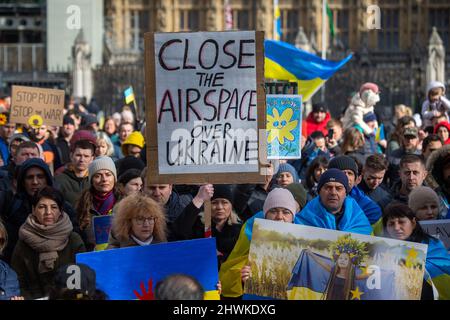 London, England, UK. 6th Mar, 2022. Protesters stage a demonstration against Russian invasion of Ukraine in Parliament Square. (Credit Image: © Tayfun Salci/ZUMA Press Wire) Credit: ZUMA Press, Inc./Alamy Live News Stock Photo