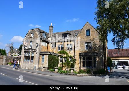 The Old New Inn, Bourton-on-the-water, Gloucestershire, Cotswolds, UK Stock Photo