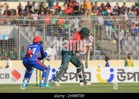 Dhaka, Bangladesh. 05th Mar, 2022. Bangladesh cricket player Mahmudullah (R) in action during the second T20 match between Afghanistan cricket team and Bangladesh at Sher-E-Bangla National Cricket Stadium. Afghanistan won by 8 wickets (with 14 balls remaining) Credit: SOPA Images Limited/Alamy Live News Stock Photo