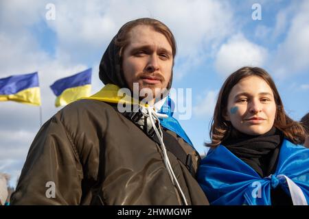 London, UK. 6th March 2022. People have gathered in Parliament Square to protest against Russia's invasion of the Ukraine and to call for an end of the war. Credit: Kiki Streitberger/Alamy Live News Stock Photo