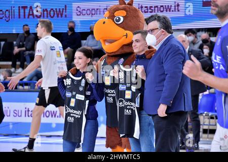 Trento, Italy. 06th Mar, 2022. Il Presidente Dolomiti Energia Trentino premia Pietro e Arianna Sighel Olympics Winter winners during Dolomiti Energia Trentino vs Banco di Sardegna Sassari, Italian Basketball A Serie Championship in Trento, Italy, March 06 2022 Credit: Independent Photo Agency/Alamy Live News Stock Photo