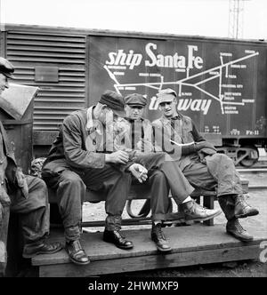 Group of Switchmen, Clyde Yard of Chicago, Burlington and Quincy Railroad, Cicero, Illinois, USA, Jack Delano, U.S. Office of War Information/U.S. Farm Security Administration, May 1943 Stock Photo