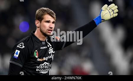 Turin, Italy. 06 March 2022. Ivan Provedel of Spezia Calcio gestures during the Serie A football match between Juventus FC and Spezia Calcio. Credit: Nicolò Campo/Alamy Live News Stock Photo