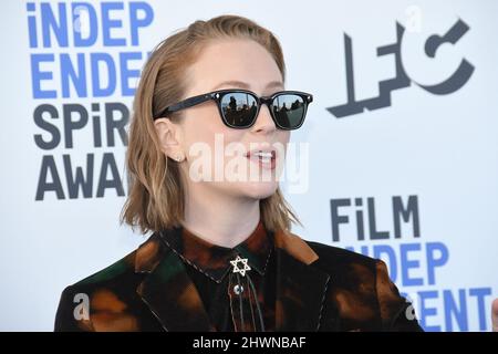 Los Angeles, USA. 06th Mar, 2022. Hannah Einbinder arrives at the 2022 Film Independent Spirit Awards held at Santa Monica Beach in Santa Monica, CA on Sunday, ?March 6, 2022. (Photo By Sthanlee B. Mirador/Sipa USA) Credit: Sipa USA/Alamy Live News Stock Photo