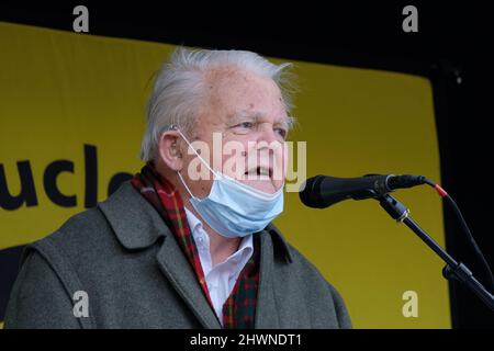 London, UK, 6th March, 2022. Bruce Kent, founder of the Campaign for Nuclear Disarmament (CND) addresses the hundreds gathered in an anti-war rally calling for the end of conflict in Ukraine, by the way of peace negotiations. The event was organised by Stop the War Coalition. Credit: Eleventh Hour Photography/Alamy Live News Stock Photo