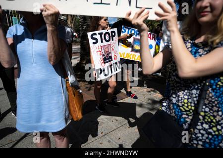 Orlando, USA. 06th Mar, 2022. Ukraine supporters holding signs during a rally in Orlando, Florida on March 6, 2022. The rally held to condemn President Vladimir Putin and Russia's invasion of Ukraine. Ukrainian President Volodymyr Zelensky called Ukrainians to fight back against the Russian invaders. (Photo by Ronen Tivony/Sipa USA) *** Please Use Credit from Credit Field *** Credit: Sipa USA/Alamy Live News Stock Photo