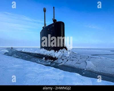 BEAUFORT SEA, Arctic Circle (March 5, 2022) – Virginia-class attack submarine USS Illinois (SSN 786) surfaces in the Beaufort Sea, kicking off Ice Exercise (ICEX) 2022. ICEX 2022 is a three-week exercise that allows the Navy to assess its operational readiness in the Arctic, increase experience in the region, advance understanding of the Arctic environment, and continue to develop relationships with other services, allies, and partner organizations. (U.S. Navy photo by Mike Demello/Released) Stock Photo