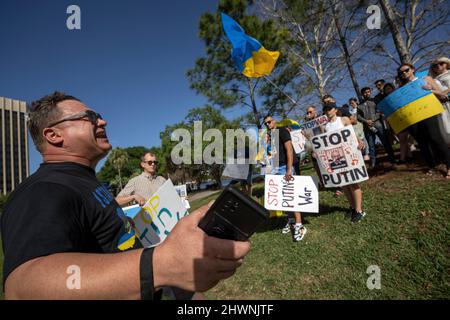 Orlando, United States. 06th Mar, 2022. Ukraine supporters holding signs and Ukrainians flags during a rally in Orlando, Florida. The rally held to condemn President Vladimir Putin and Russia's invasion of Ukraine. Ukrainian President Volodymyr Zelensky called Ukrainians to fight back against the Russian invaders. Credit: SOPA Images Limited/Alamy Live News Stock Photo