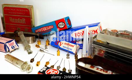 Vintage old Syringes and Needles display between 1920 and 1960s Stock Photo